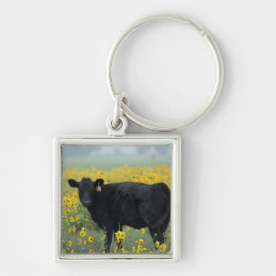Zwart kalf in een veld van zonnebloemen sleutelhanger