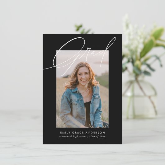 Zwart Kalligrafie Foto Budget QR Code Afstuderen Kaart (Staand voorkant)