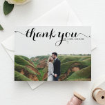 Zwart kalligrafie script bruiloft foto dank u briefkaart<br><div class="desc">Whimsical en modern dank u briefkaart met zwarte kalligrafie script. Deze foto dank u briefkaart zal perfect zijn voor bruiloft en afstuderen.</div>