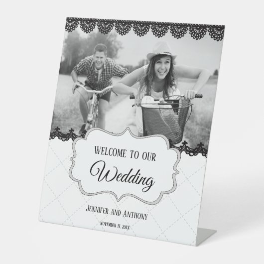 Zwart Kant op Witte Aangepaste Bruiloft Reclamebord Met Voetstuk (Voorkant)