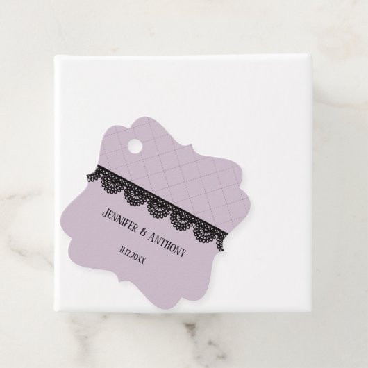 Zwart kant op zachte lavendel aangepaste bruiloft bedankjes labels (In situ)