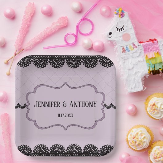 Zwart kant op zachte lavendel aangepaste bruiloft papieren bordje (Feest)