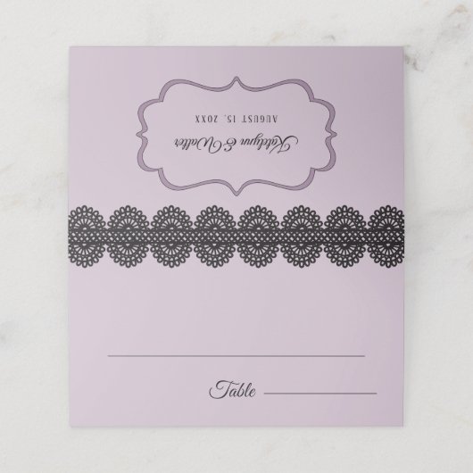 Zwart kant op zachte lavendel aangepaste bruiloft plaatskaartje (Buitenkant ongevouwen)