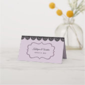 Zwart kant op zachte lavendel aangepaste bruiloft plaatskaartje (Achterkant)
