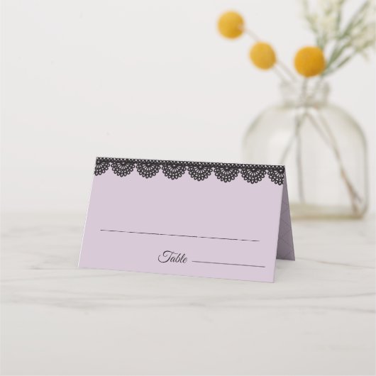 Zwart kant op zachte lavendel aangepaste bruiloft plaatskaartje (Voorkant)