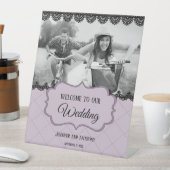 Zwart kant op zachte lavendel aangepaste bruiloft reclamebord met voetstuk (Insitu)