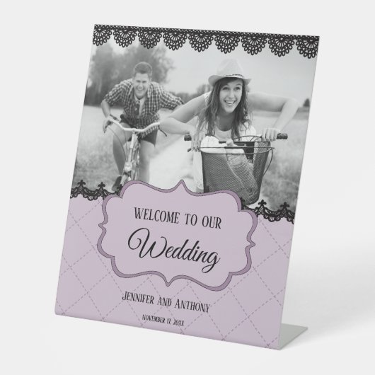 Zwart kant op zachte lavendel aangepaste bruiloft reclamebord met voetstuk (Voorkant)