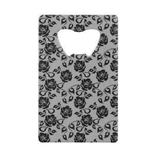 Zwart kant patroon op witte achtergrond creditkaart flessenopener