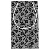 Zwart kant patroon op witte achtergrond klein cadeauzakje (Achterkant)