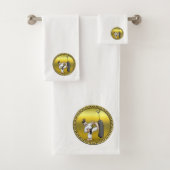 Zwart karaat man dat een zwarte trainingstas schop bad handdoek (Insitu)