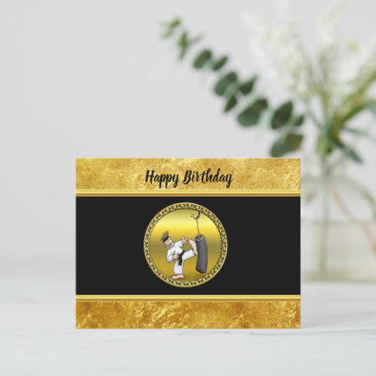 Zwart karaat man dat een zwarte trainingstas schop briefkaart (Staand voorkant)