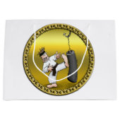 Zwart karaat man dat een zwarte trainingstas schop groot cadeauzakje (Voorkant)