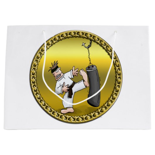 Zwart karaat man dat een zwarte trainingstas schop groot cadeauzakje (Voorkant)