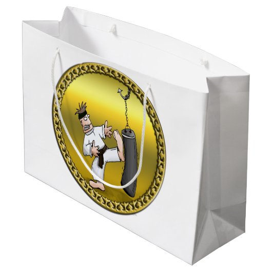 Zwart karaat man dat een zwarte trainingstas schop groot cadeauzakje (Achterkant Gekanteld)