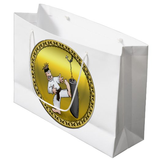 Zwart karaat man dat een zwarte trainingstas schop groot cadeauzakje (Voorkant Gekanteld)