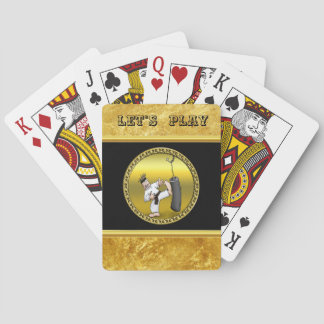 Zwart karaat man dat een zwarte trainingstas schop pokerkaarten