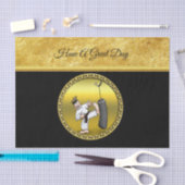 Zwart karaat man dat een zwarte trainingstas schop tissuepapier (Craft)