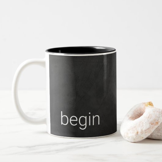 Zwart karton met woord "begin" tweekleurige koffiemok (Met donut)