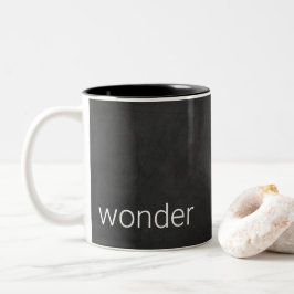 Zwart karton met woord "wonder" tweekleurige koffiemok