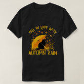 Zwart kat dat in liefde valt met herfst regen t-shirt (Design voorkant)