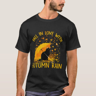 Zwart kat dat in liefde valt met herfst regen t-shirt