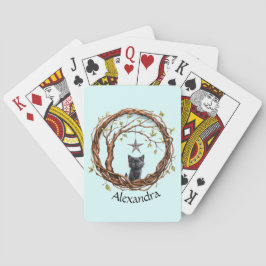 Zwart katje kijkt naar een ster pokerkaarten