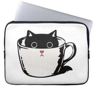 Zwart katje met rode neus verstopt in een kopje laptop sleeve