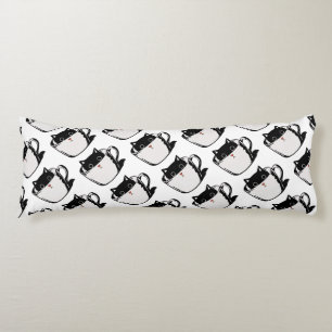 Zwart katje met rode neus verstopt in een kopje lichaamskussen