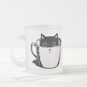 Zwart katje met rode neus verstopt in een kopje matglas koffiemok
