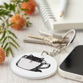 Zwart katje met rode neus verstopt in een kopje sleutelhanger (Voorkant Rechts)