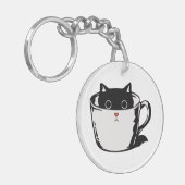 Zwart katje met rode neus verstopt in een kopje sleutelhanger (Voorkant Links)