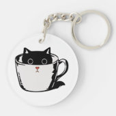Zwart katje met rode neus verstopt in een kopje sleutelhanger (Achterkant)