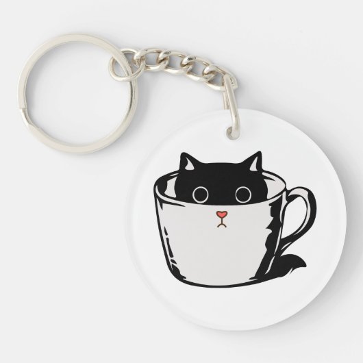 Zwart katje met rode neus verstopt in een kopje sleutelhanger (Voorkant)