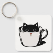 Zwart katje met rode neus verstopt in een kopje sleutelhanger (Voorkant)