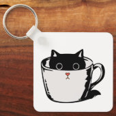 Zwart katje met rode neus verstopt in een kopje sleutelhanger (Voorkant)