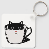 Zwart katje met rode neus verstopt in een kopje sleutelhanger (Achterkant)