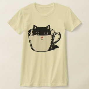 Zwart katje met rode neus verstopt in een kopje t-shirt