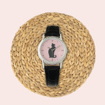 Zwart katprofiel horloge<br><div class="desc">Een schattig horloge met een origineel Mango Moon Studio grafisch ontwerp. Het horlogegezicht toont een strak zwart kattensilhouet tegen een bleke roze achtergrond, waardoor een heerlijk contrast ontstaat dat een vleugje grillen aan je pols toevoegt.</div>