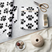 Zwart-kattehondenpootje drukt schattig op wit