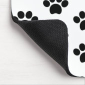 Zwart-kattehondenpootje drukt schattig op wit muismat (Hoek)