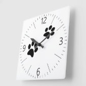 Zwart kattenpootje drukt wit af vierkante klok (Hoek)