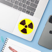 Zwart klaverblad symbool op gele achtergrond sticker (Laptop met iPhone)