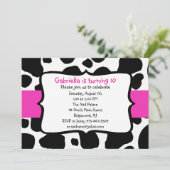 Zwart koeienafdrukken en hot-roze lintuitnodiging kaart (Staand voorkant)