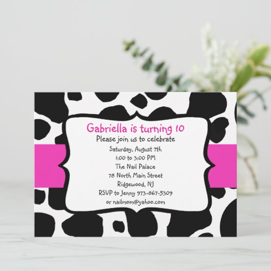 Zwart koeienafdrukken en hot-roze lintuitnodiging kaart (Staand voorkant)