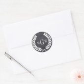 Zwart krijtbord Laurel Wreath Monogram Env Seal Ronde Sticker (Envelop)