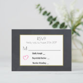 Zwart krijtbord met een roze hart RSVP (Staand voorkant)