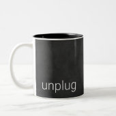 Zwart krijtbord met woord "unplug" tweekleurige koffiemok (Links)