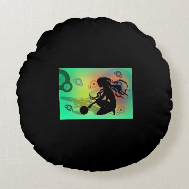 Zwart kussen met groen ontwerp. (Voorkant)