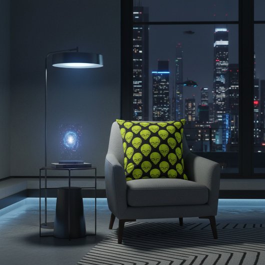 Zwart kussen met groene buitenaardse hoofden