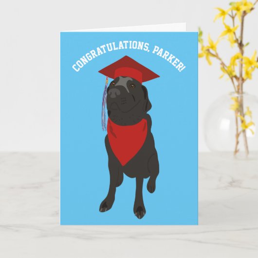 Zwart lab Dog in een Red Gradup Cap Custom Kaart (Gele Bloem)
